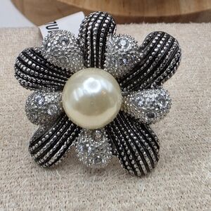 Elegant Black and Silver Floral Ring (812)